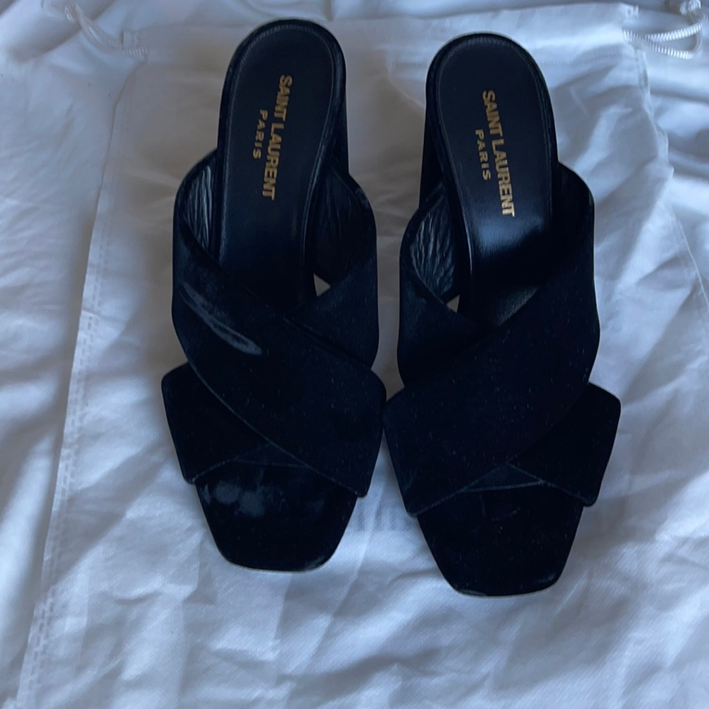 SAINT LAURENT
LouLou Velvet Slide Sandals
Size: 8.5 | IT 38.5